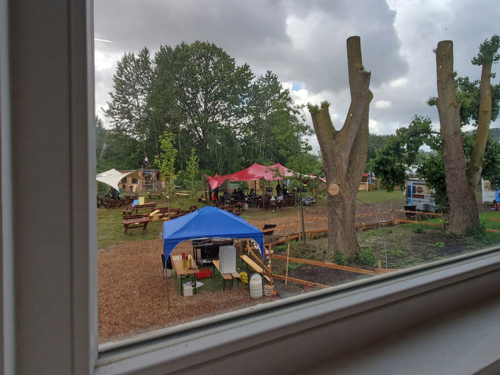 Blick aus dem Treppenhaus beim Katapult-Gartenfest